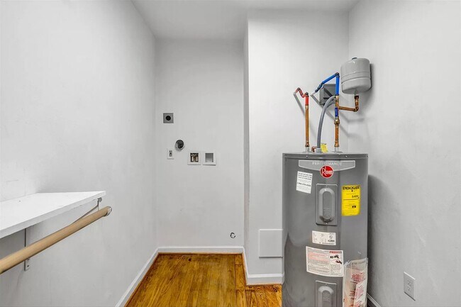 Building Photo - 1423 Varnell Ave NE