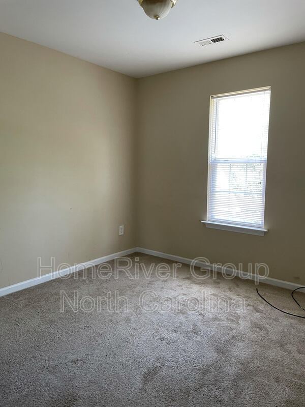 Foto del edificio - 5549 Peachwood Dr