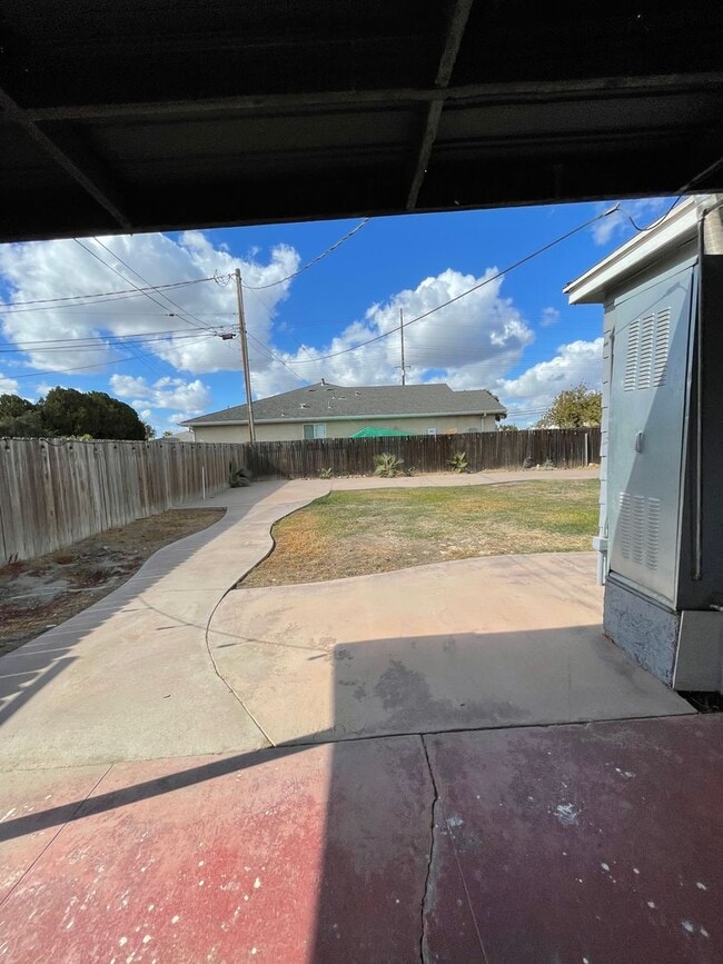 Building Photo - Charming home located NW Hanford coming soon!