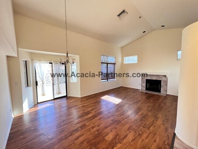 Foto del edificio - Beautiful home with private yard that backs to open space green belt