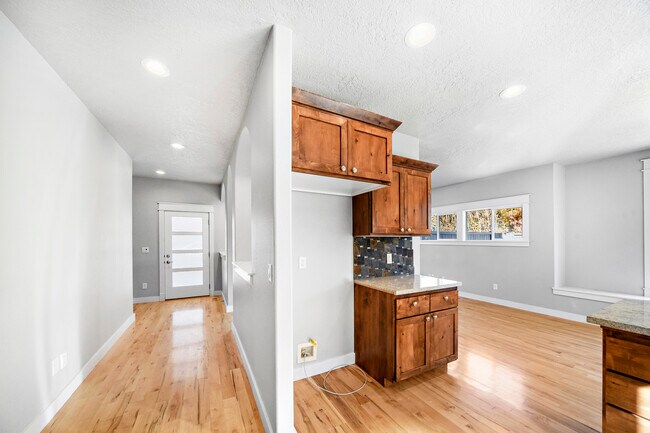 Building Photo - 522 N Maple Ave