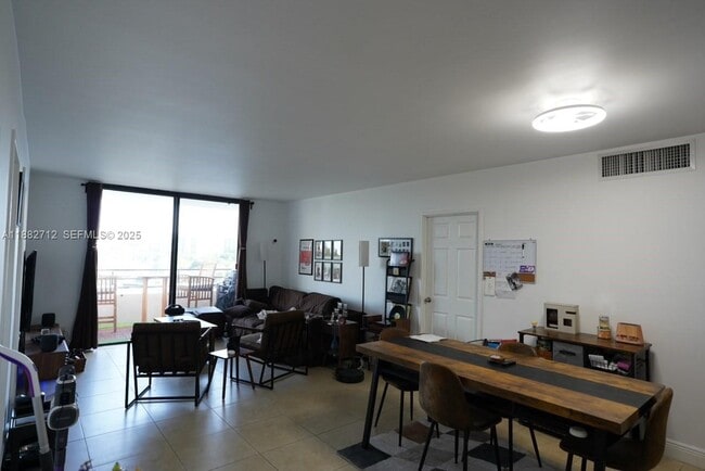 Foto del edificio - 500 Three Islands Boulevard