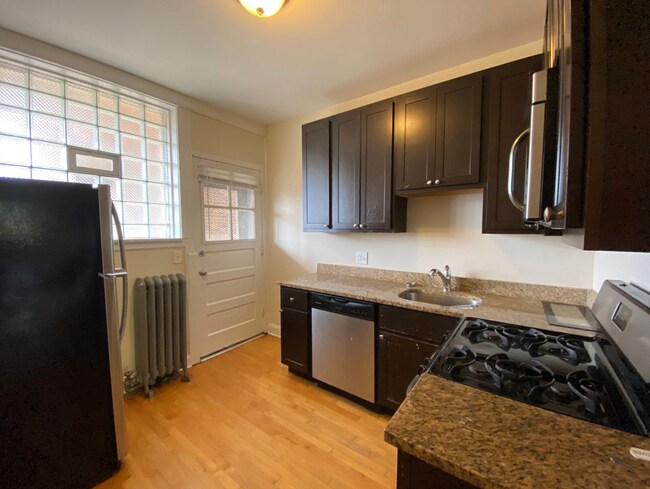 Modern Kitchen with Stainless Steel Appliances incl. Dishwasher - 6254 N Claremont Ave