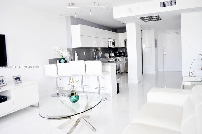 Foto del edificio - 100 Lincoln Rd