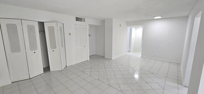 Living area - 16919 N Bay Rd