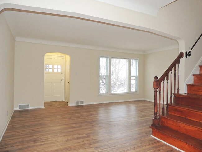 Building Photo - Newly Renovated 4 Bed / 2.5 Bath Bungalow ...