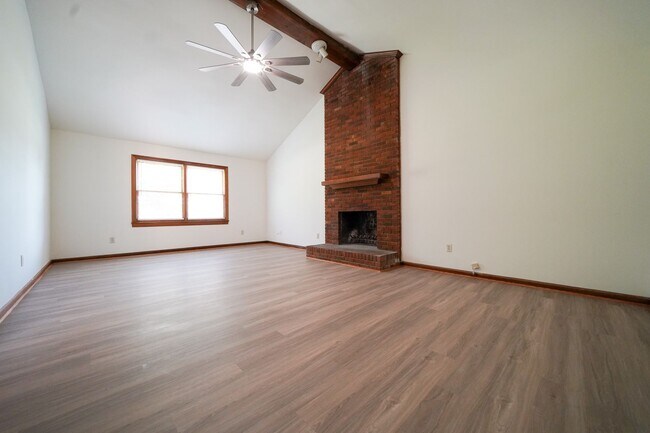 Building Photo - UNCC Area.  2 story 4 BR 2 1/2 BA Large Fe...