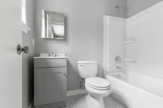 Building Photo - Renovated 1BD/1BA Two Blocks Off St Charles Ave.