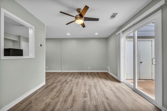 Foto del edificio - 2808 Skyway Cir