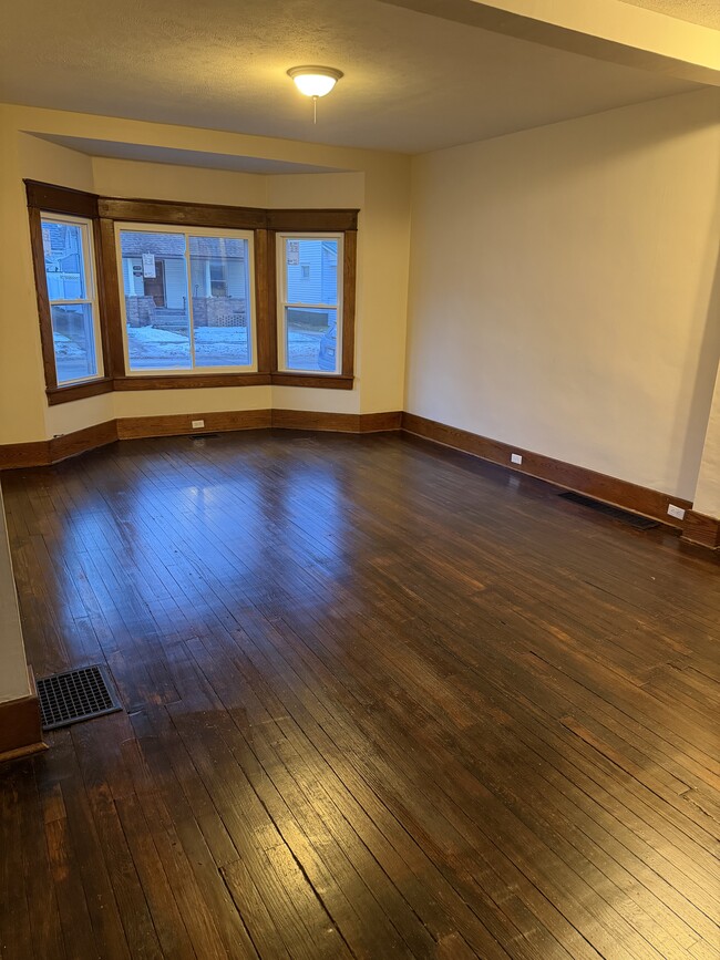 Building Photo - 1056 W 21st St