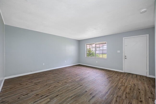 Building Photo - Sunny Point Apartments