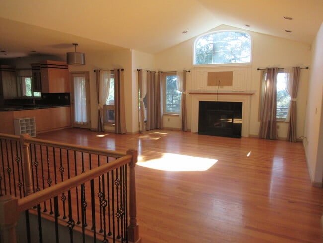 Building Photo - 215 Ellsworth St