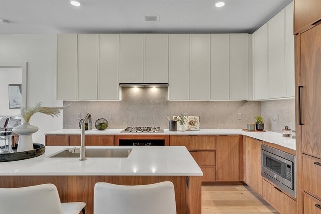 Building Photo - 556 Columbus Ave