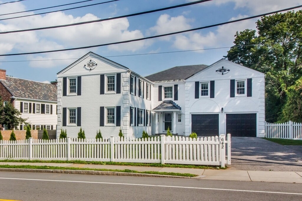 Primary Photo - 642 Centre St