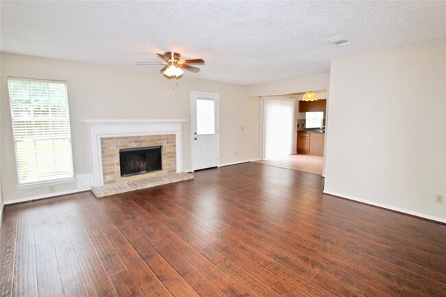 Foto del edificio - 3331 Oak Branch Ln