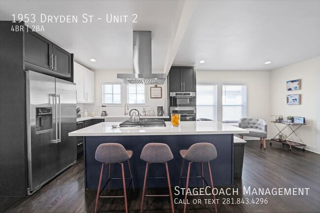 Building Photo - Stunning 4 Bed 2 Bath Walking Distance to ...