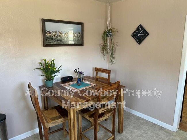Foto del edificio - 1412 E Harney St
