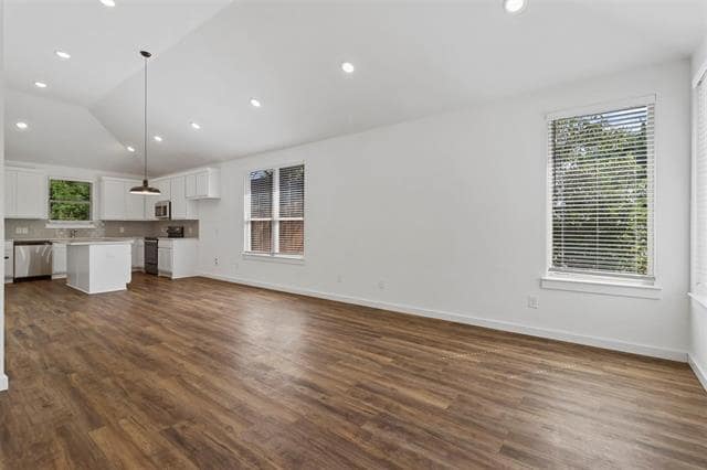 Building Photo - 723 Maple Row