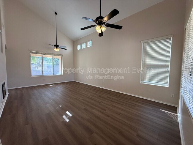 Foto del edificio - 1677 S Peppertree Dr