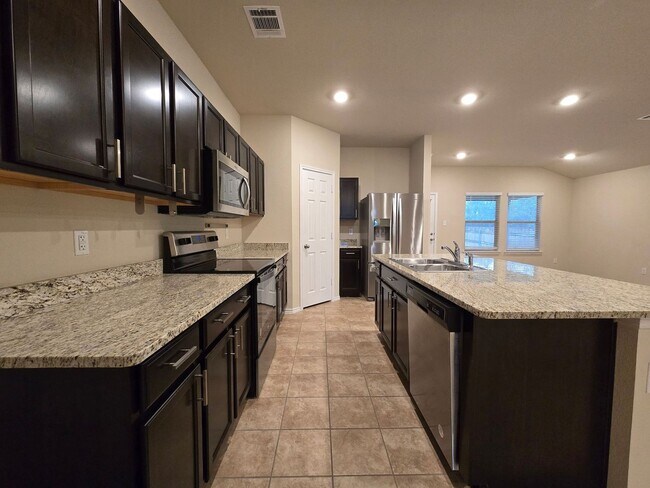 Foto del edificio - NEW IN MANAGEMENT & RENT SPECIAL - AVAILAB...