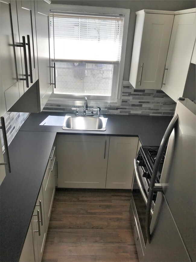 Building Photo - 725 25th St