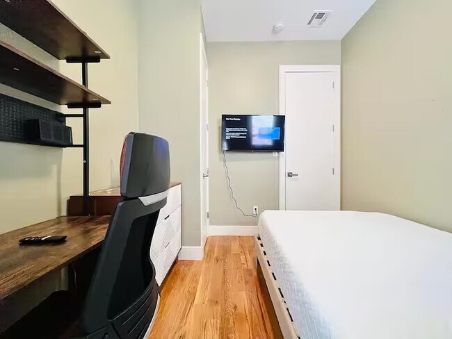 Foto del edificio - Furnished room/NOT APARTMENT