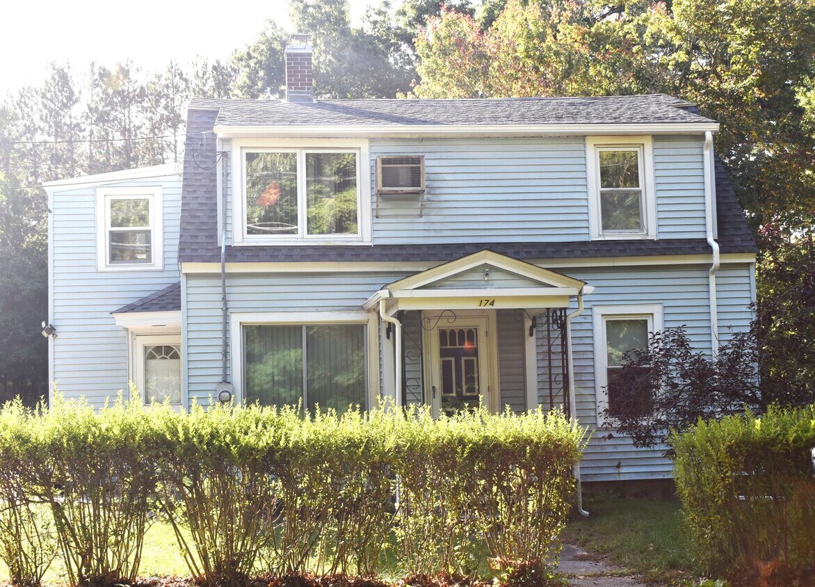 Primary Photo - Newly Renovated 4 bedroom / 2 bathroom sin...
