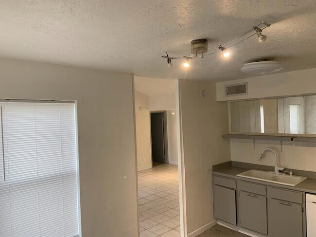 Building Photo - 2021 Spenwick Dr