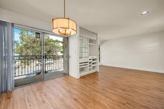 Building Photo - 11656 Montana Ave