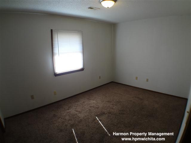 Building Photo - 2 bedroom 1 bathroom duplex located near C...