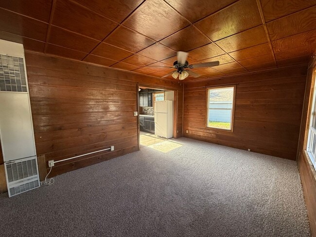 Foto del edificio - Two Bedroom, One Bathroom Home! Located Cl...
