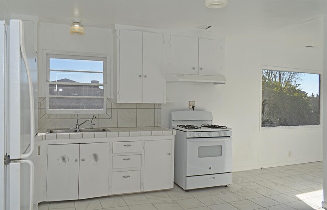 Building Photo - 17 Baker Ln