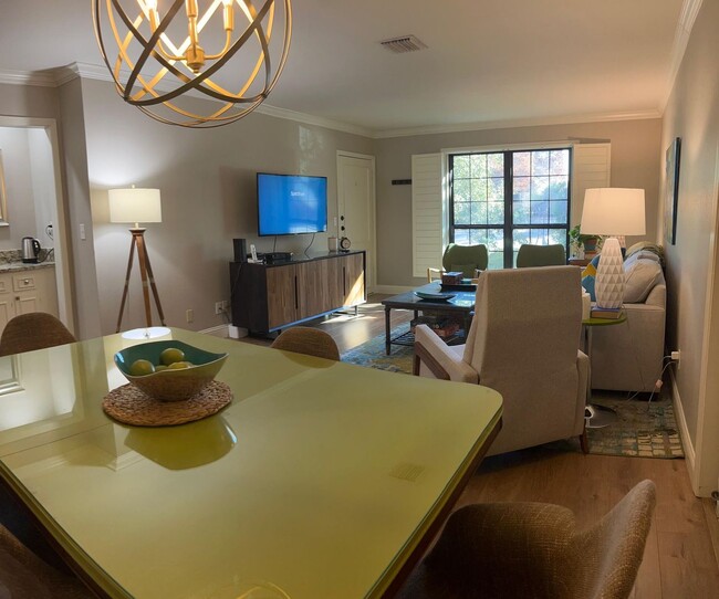 Foto del edificio - Fully Furnished Condo in Alamo Heights!