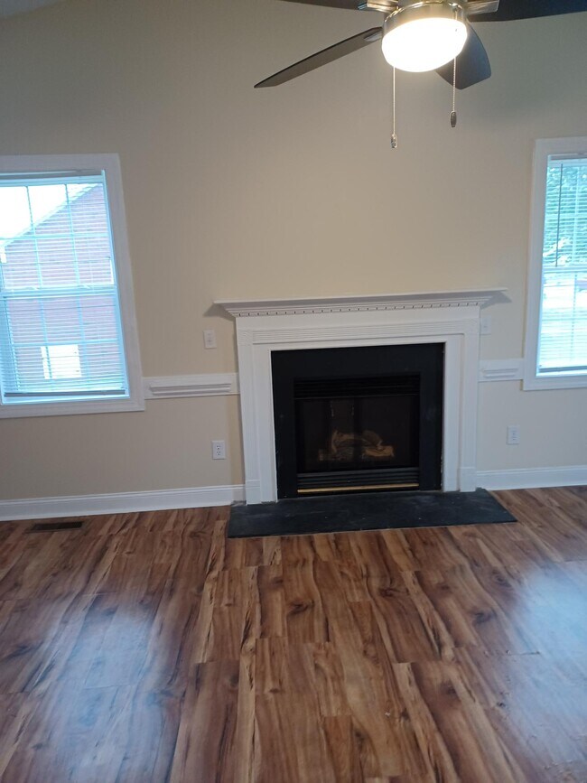Building Photo - 4112 Cypress Dr NW