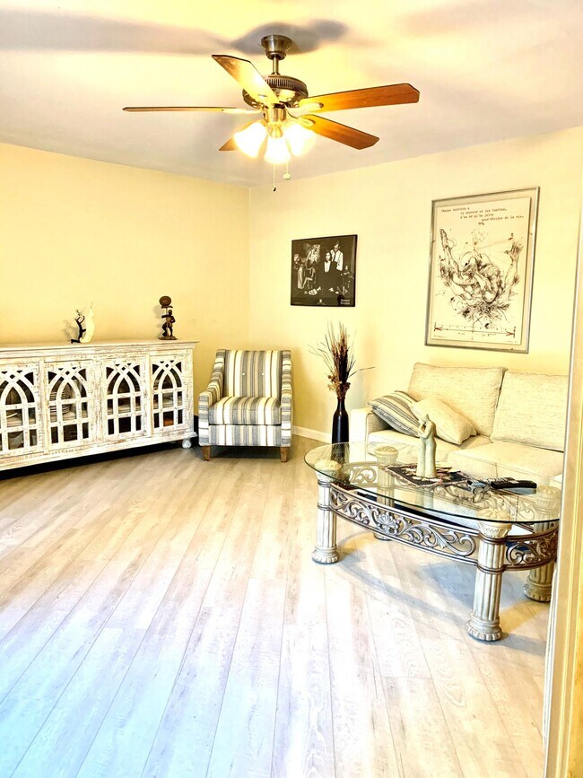 Foto del edificio - 8115 SW 24th St