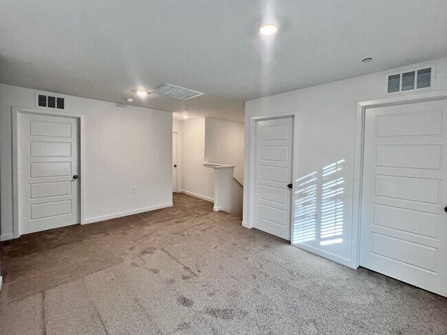 Foto del edificio - $3,095 Ashlan & Highland, 5 Bedroom House - Buckingham Ave, Clovis - Solar Panels