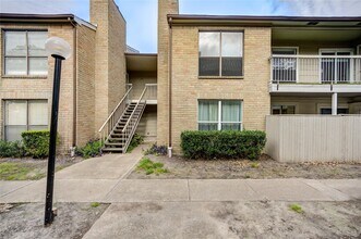 Building Photo - 2120 Wilcrest Dr