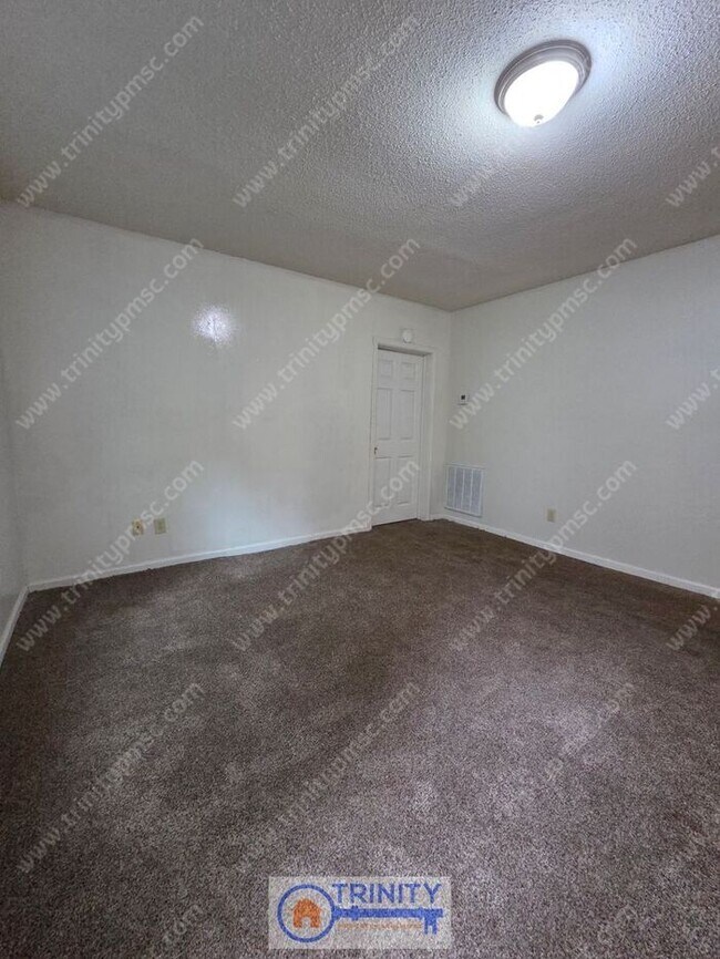 Foto del edificio - Ready and waiting for you! Available NOW!