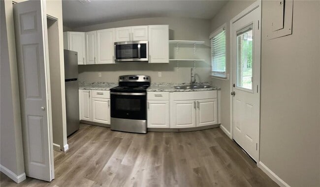 Building Photo - 3258 Raymond Dr