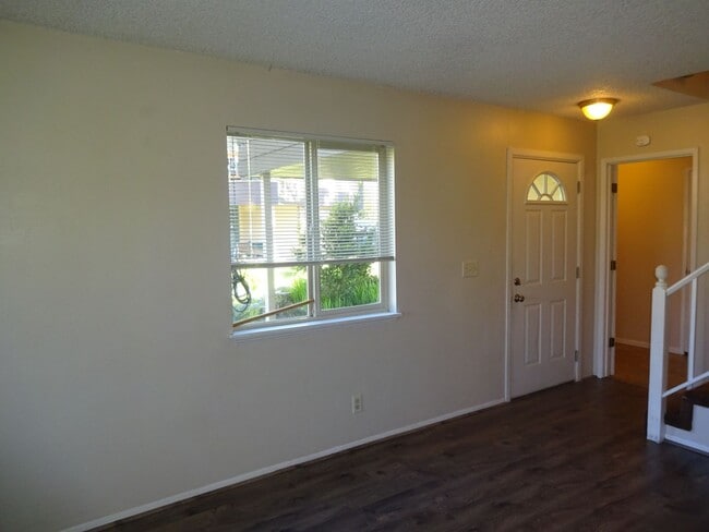 Foto del edificio - 3 Bed/ 1.5 Bath Townhouse Near Gateway Are...