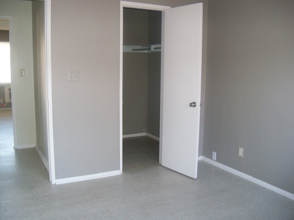 Building Photo - 2894 Miramonte Dr N