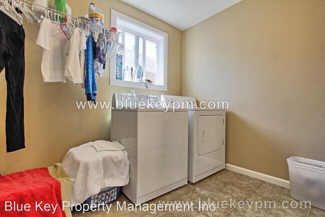 Building Photo - 4 br, 2.5 bath House - 3812 NE 93rd Street