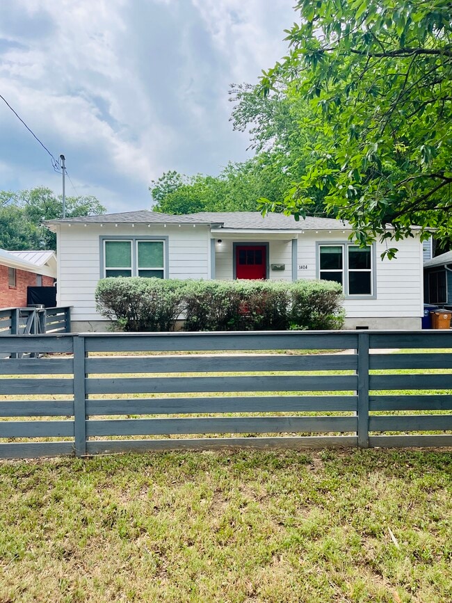 Building Photo - 1404 Kinney Ave