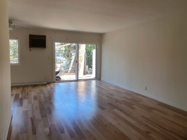 Área de estar - 1627 Manning Ave