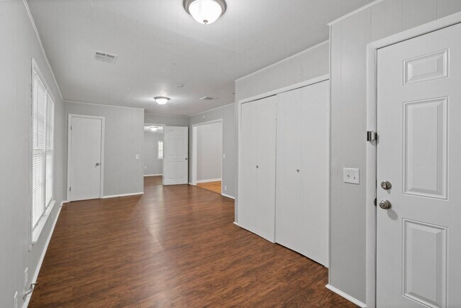 Building Photo - Charming Home in Historic Granbury
