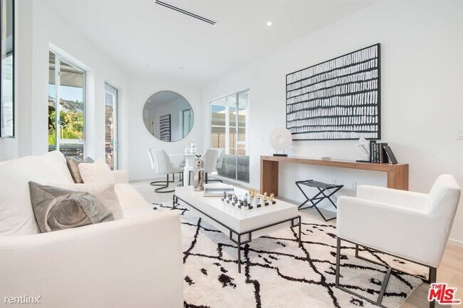 Foto del edificio - 2 br, 2 bath Condo - 1030 N Kings Rd Unit 303