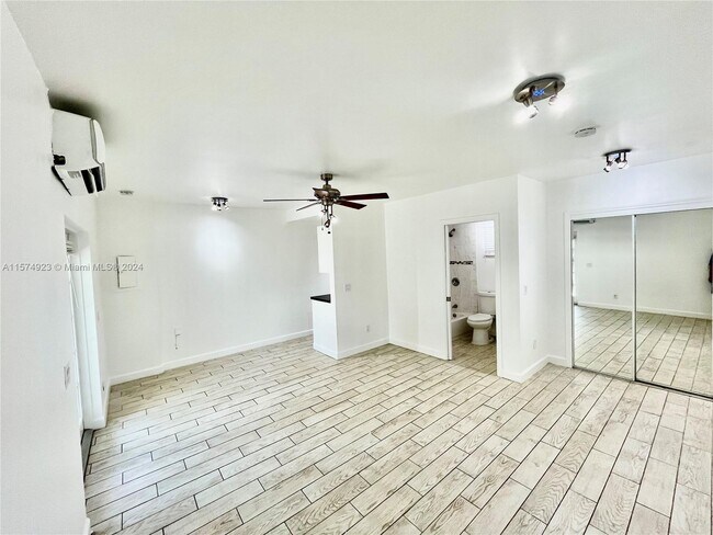 Building Photo - 525 NE 65th St