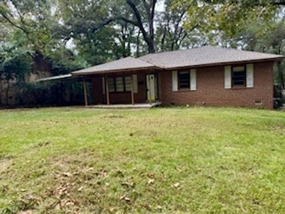 Primary Photo - Available Now!! Lawn service included**