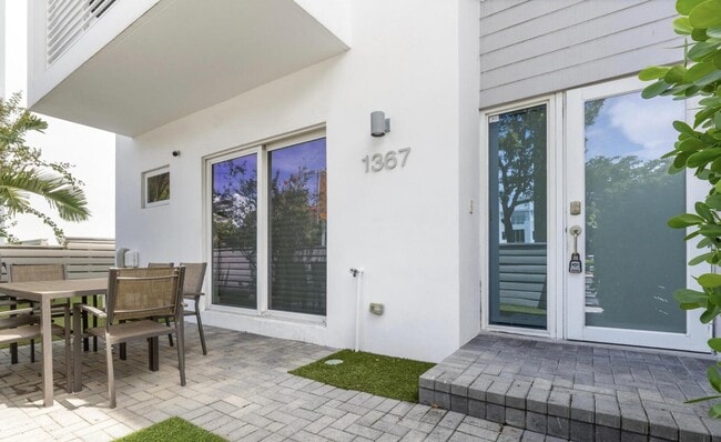 Foto del edificio - 1367 N Ocean Blvd