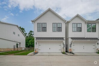 Building Photo - 1111 Bruno Pl